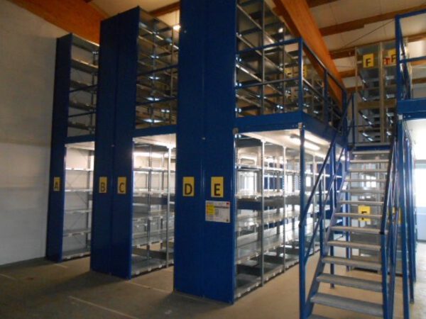 Kleine Fachbodenregalanlage, Meta, Fachbodenmaß hauptsächlich 1m x 0,50m, ca. 172 Felder, 5m Höhe – gebraucht – :