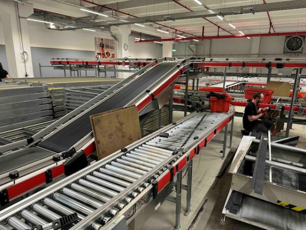 Fördertechnikanlage ca. 1.500m Länge, TGW, bestehend aus Rollenbahnen, Gurtförderern, Steigbänder, Umsetzer, Rollenbahnkurven