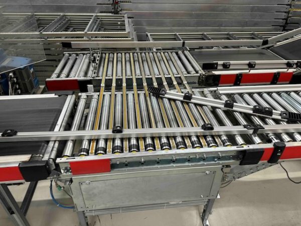 Fördertechnikanlage ca. 1.500m Länge, TGW, bestehend aus Rollenbahnen, Gurtförderern, Steigbänder, Umsetzer, Rollenbahnkurven – Bild 16