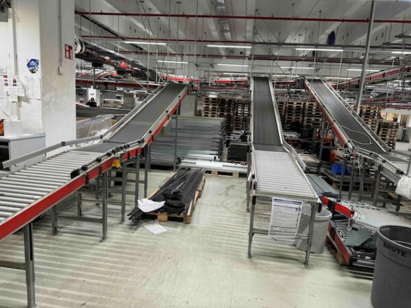 Fördertechnikanlage ca. 1.500m Länge, TGW, bestehend aus Rollenbahnen, Gurtförderern, Steigbänder, Umsetzer, Rollenbahnkurven – Bild 18