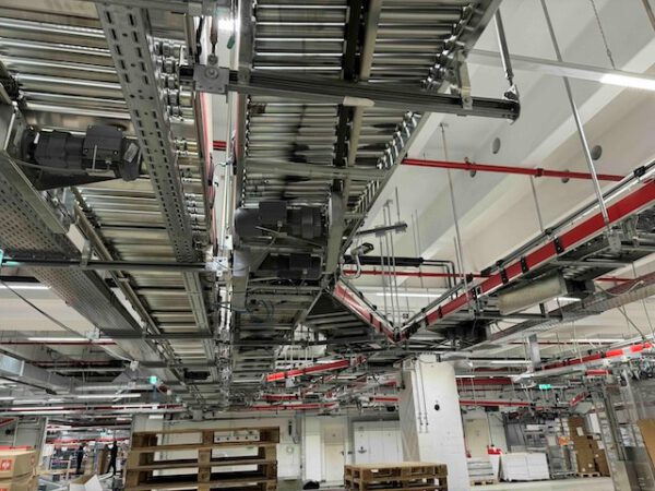 Fördertechnikanlage ca. 1.500m Länge, TGW, bestehend aus Rollenbahnen, Gurtförderern, Steigbänder, Umsetzer, Rollenbahnkurven – Bild 20