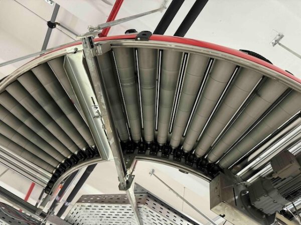 Fördertechnikanlage ca. 1.500m Länge, TGW, bestehend aus Rollenbahnen, Gurtförderern, Steigbänder, Umsetzer, Rollenbahnkurven – Bild 21
