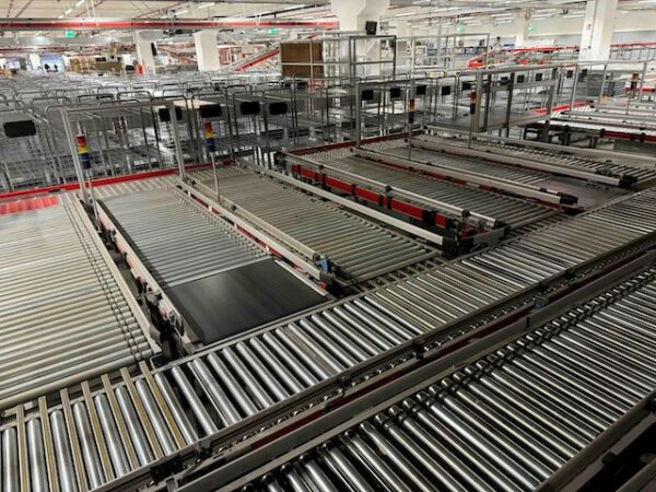 Fördertechnikanlage ca. 1.500m Länge, TGW, bestehend aus Rollenbahnen, Gurtförderern, Steigbänder, Umsetzer, Rollenbahnkurven – Bild 22