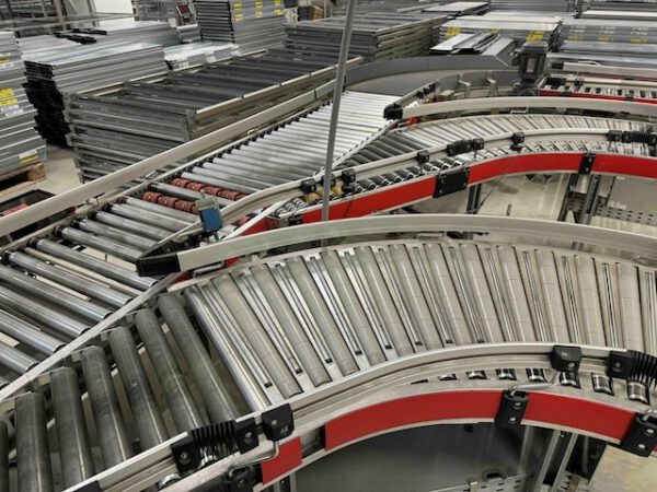 Fördertechnikanlage ca. 1.500m Länge, TGW, bestehend aus Rollenbahnen, Gurtförderern, Steigbänder, Umsetzer, Rollenbahnkurven – Bild 23