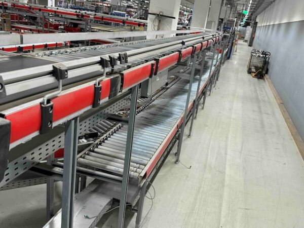Fördertechnikanlage ca. 1.500m Länge, TGW, bestehend aus Rollenbahnen, Gurtförderern, Steigbänder, Umsetzer, Rollenbahnkurven – Bild 25