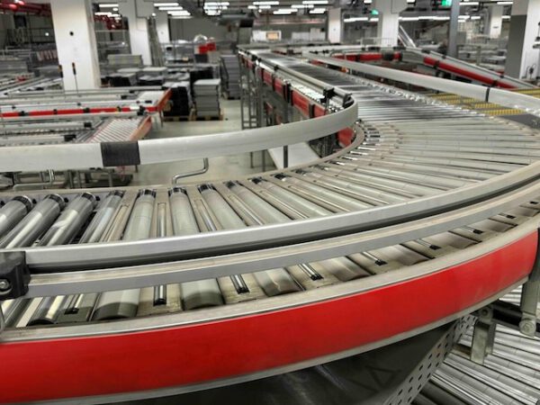 Fördertechnikanlage ca. 1.500m Länge, TGW, bestehend aus Rollenbahnen, Gurtförderern, Steigbänder, Umsetzer, Rollenbahnkurven – Bild 26