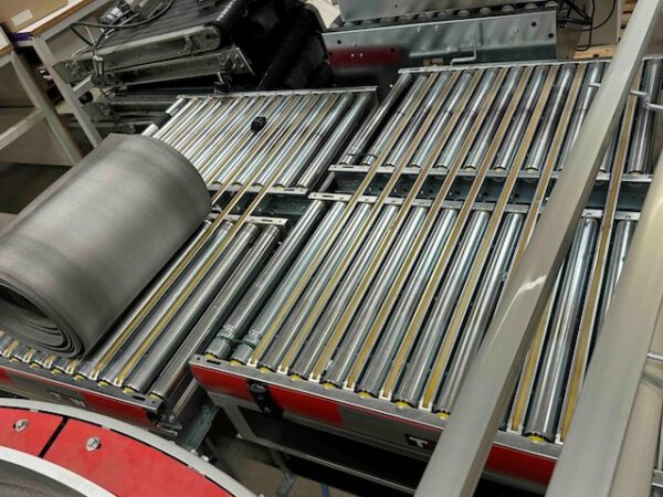 Fördertechnikanlage ca. 1.500m Länge, TGW, bestehend aus Rollenbahnen, Gurtförderern, Steigbänder, Umsetzer, Rollenbahnkurven – Bild 7