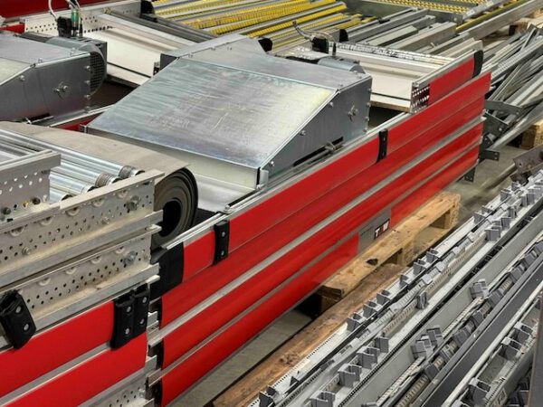 Fördertechnikanlage ca. 1.500m Länge, TGW, bestehend aus Rollenbahnen, Gurtförderern, Steigbänder, Umsetzer, Rollenbahnkurven – Bild 9