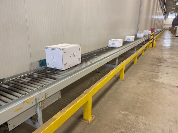 Fördertechnikanlage, ca. 600m angetriebene Fördertechnik (hauptsächlich Rollen), AMI, zum größten Teil staufähig, mit Waage und Etikettendrucker, Übergänge