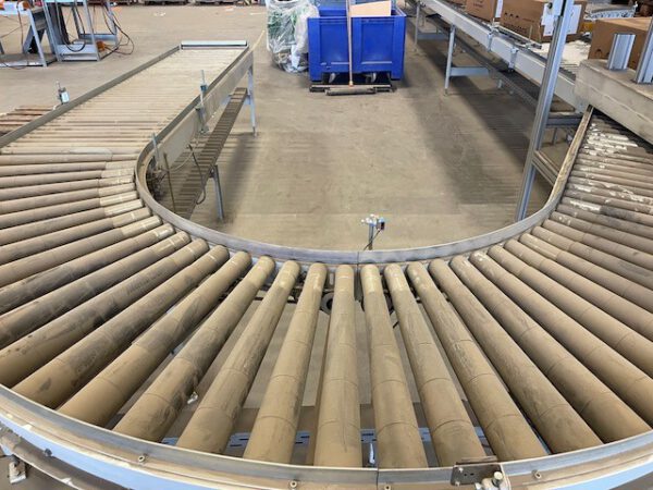 Fördertechnikanlage, ca. 600m angetriebene Fördertechnik (hauptsächlich Rollen), AMI, zum größten Teil staufähig, mit Waage und Etikettendrucker, Übergänge – Bild 10
