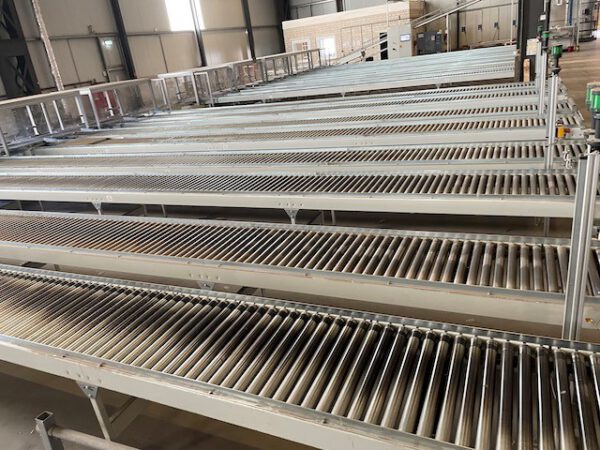 Fördertechnikanlage, ca. 600m angetriebene Fördertechnik (hauptsächlich Rollen), AMI, zum größten Teil staufähig, mit Waage und Etikettendrucker, Übergänge – Bild 2
