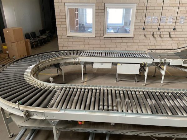 Fördertechnikanlage, ca. 600m angetriebene Fördertechnik (hauptsächlich Rollen), AMI, zum größten Teil staufähig, mit Waage und Etikettendrucker, Übergänge – Bild 3