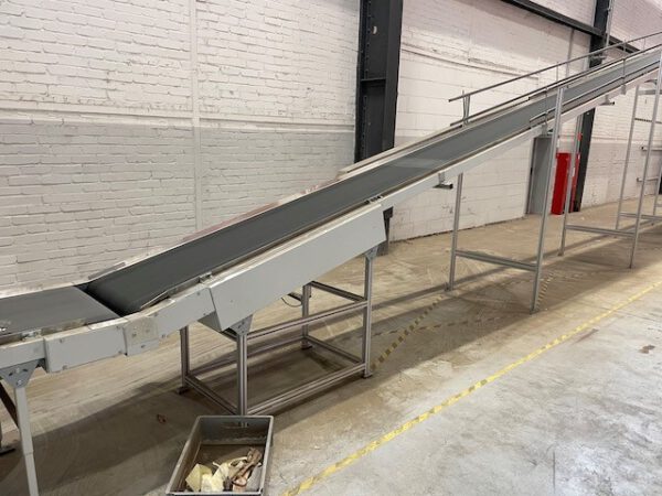 Fördertechnikanlage, ca. 600m angetriebene Fördertechnik (hauptsächlich Rollen), AMI, zum größten Teil staufähig, mit Waage und Etikettendrucker, Übergänge – Bild 5