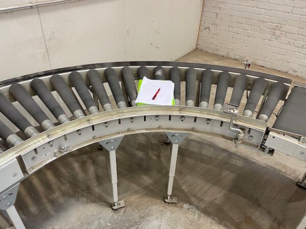 Fördertechnikanlage, ca. 600m angetriebene Fördertechnik (hauptsächlich Rollen), AMI, zum größten Teil staufähig, mit Waage und Etikettendrucker, Übergänge – Bild 6