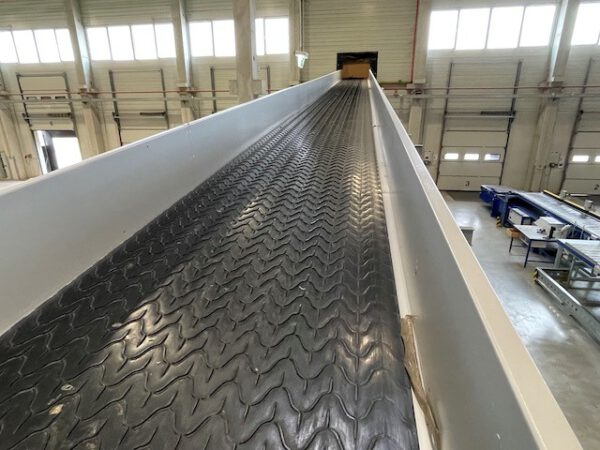 800m Fördertechnik, SSI Schäfer, bestehend aus Gurtförderern, Steigbändern, Rollenbahnen, Kurven, Umsetzern, Leerkartonagenband, verschiedene Breiten lagertechnik