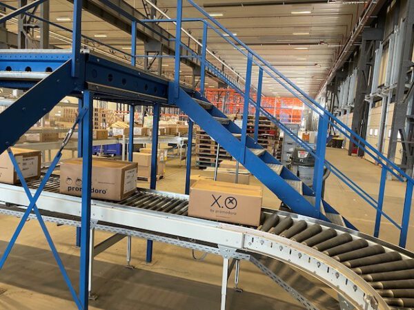 Fördertechnikanlage, ca. 600m angetriebene Fördertechnik (hauptsächlich Rollen), AMI, zum größten Teil staufähig, mit Waage und Etikettendrucker, Übergänge – Bild 9