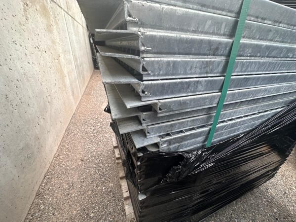313 Stück Gitterroste für Palettenregale 1,10m tief, eingelegt – Bild 4