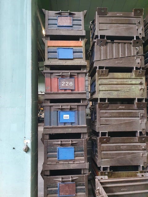 36 Stück Heson „Rutsch“ - Transport- und Stapelbehälter zum Öffnen /  Abkippen, ca. 1,20m x 0,98m, braun lagertechnik