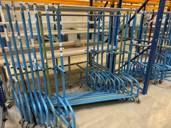 250 – 270 Stück rollbare Kleiderstangen / Kleiderständer / Rollständer für den professionellen Einsatz – Bild 12