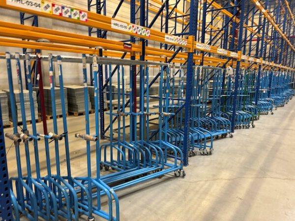 250 – 270 Stück rollbare Kleiderstangen / Kleiderständer / Rollständer für den professionellen Einsatz – Bild 14