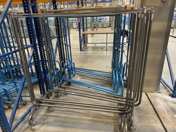 250 – 270 Stück rollbare Kleiderstangen / Kleiderständer / Rollständer für den professionellen Einsatz – Bild 15