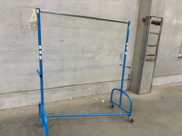 250 – 270 Stück rollbare Kleiderstangen / Kleiderständer / Rollständer für den professionellen Einsatz – Bild 7