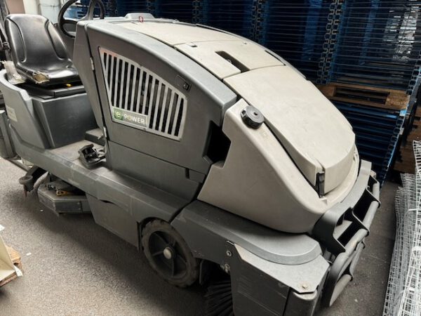 Kehr-Scheuer-Saugmaschine, Nilfisk, CS7000,