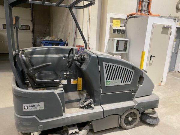 Kehr-Scheuer-Saugmaschine, Nilfisk CS7000 Hybrid Bodenreiniger – Bild 2