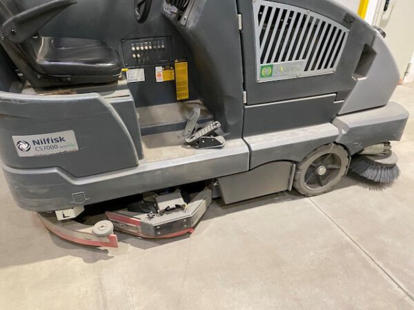 Kehr-Scheuer-Saugmaschine, Nilfisk CS7000 Hybrid Bodenreiniger – Bild 3