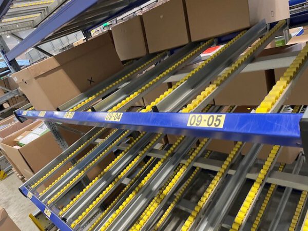 53 Felder Kolli-Durchlaufregal mit bis zu 2m tiefe Ebene, Stückgut – Durchlaufregalanlage / Bereitstellregale für Kästen und Kartonagen, SSI Schäfer  – gebraucht – : – Bild 12