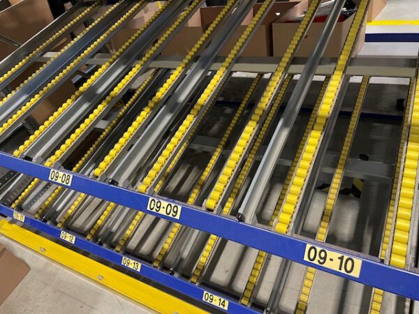 53 Felder Kolli-Durchlaufregal mit bis zu 2m tiefe Ebene, Stückgut – Durchlaufregalanlage / Bereitstellregale für Kästen und Kartonagen, SSI Schäfer  – gebraucht – : – Bild 13