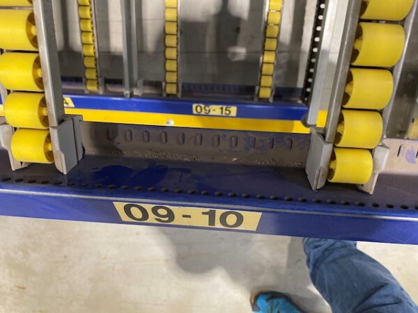 53 Felder Kolli-Durchlaufregal mit bis zu 2m tiefe Ebene, Stückgut – Durchlaufregalanlage / Bereitstellregale für Kästen und Kartonagen, SSI Schäfer  – gebraucht – : – Bild 14