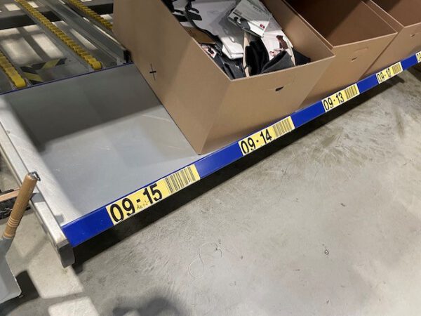 53 Felder Kolli-Durchlaufregal mit bis zu 2m tiefe Ebene, Stückgut – Durchlaufregalanlage / Bereitstellregale für Kästen und Kartonagen, SSI Schäfer  – gebraucht – : – Bild 9