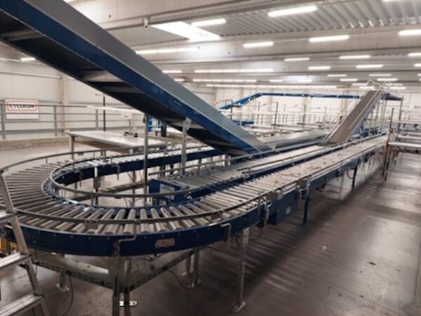 Kleiner „Sorter“ mit 12 Zielen, von AMI mit Fördertechnikanlage Overbeck inkl. Scanner, Steuerung, Waage, Kurven, Steigförderer, Gurtförderer, etc