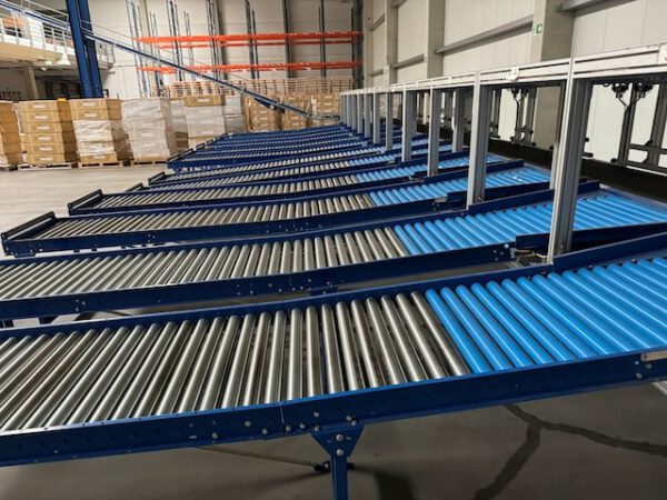 Kleiner „Sorter“ mit 12 Zielen, von AMI mit Fördertechnikanlage Overbeck inkl. Scanner, Steuerung, Waage, Kurven, Steigförderer, Gurtförderer, etc – Bild 16