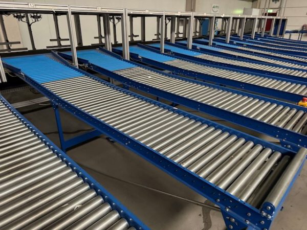 Kleiner „Sorter“ mit 12 Zielen, von AMI mit Fördertechnikanlage Overbeck inkl. Scanner, Steuerung, Waage, Kurven, Steigförderer, Gurtförderer, etc – Bild 21