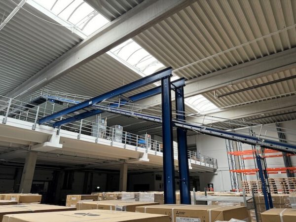 Kleiner „Sorter“ mit 12 Zielen, von AMI mit Fördertechnikanlage Overbeck inkl. Scanner, Steuerung, Waage, Kurven, Steigförderer, Gurtförderer, etc – Bild 22
