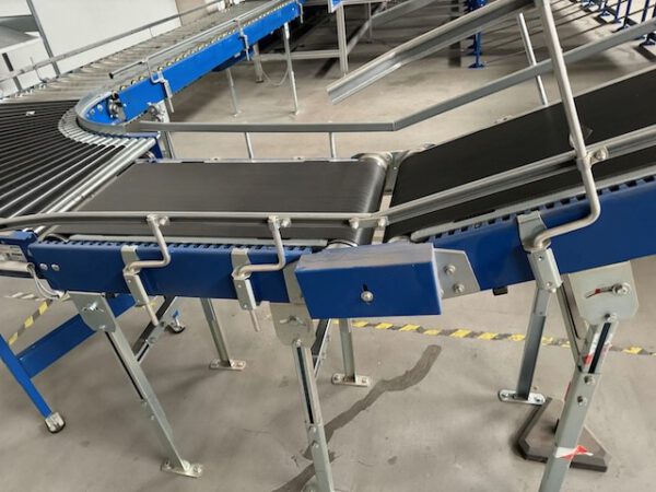 Kleiner „Sorter“ mit 12 Zielen, von AMI mit Fördertechnikanlage Overbeck inkl. Scanner, Steuerung, Waage, Kurven, Steigförderer, Gurtförderer, etc – Bild 25
