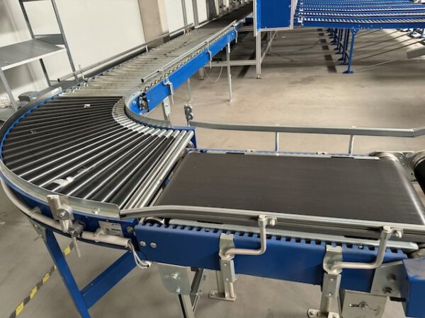Kleiner „Sorter“ mit 12 Zielen, von AMI mit Fördertechnikanlage Overbeck inkl. Scanner, Steuerung, Waage, Kurven, Steigförderer, Gurtförderer, etc – Bild 29