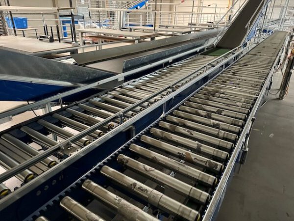 Kleiner „Sorter“ mit 12 Zielen, von AMI mit Fördertechnikanlage Overbeck inkl. Scanner, Steuerung, Waage, Kurven, Steigförderer, Gurtförderer, etc – Bild 32