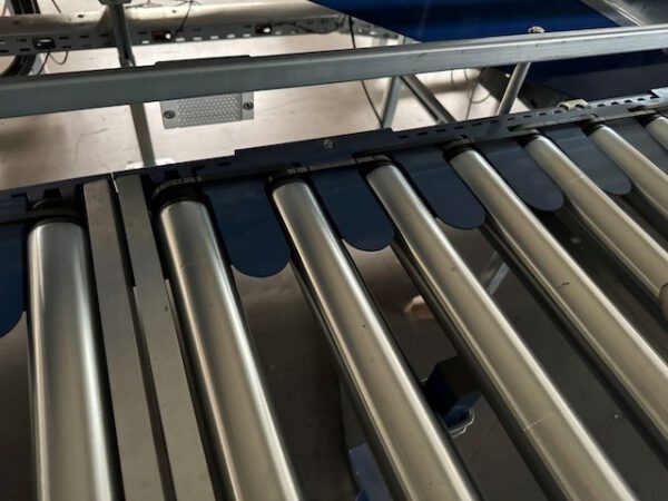 Kleiner „Sorter“ mit 12 Zielen, von AMI mit Fördertechnikanlage Overbeck inkl. Scanner, Steuerung, Waage, Kurven, Steigförderer, Gurtförderer, etc – Bild 33