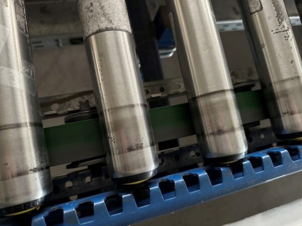 Kleiner „Sorter“ mit 12 Zielen, von AMI mit Fördertechnikanlage Overbeck inkl. Scanner, Steuerung, Waage, Kurven, Steigförderer, Gurtförderer, etc – Bild 34