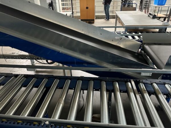 Kleiner „Sorter“ mit 12 Zielen, von AMI mit Fördertechnikanlage Overbeck inkl. Scanner, Steuerung, Waage, Kurven, Steigförderer, Gurtförderer, etc – Bild 38
