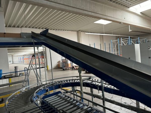Kleiner „Sorter“ mit 12 Zielen, von AMI mit Fördertechnikanlage Overbeck inkl. Scanner, Steuerung, Waage, Kurven, Steigförderer, Gurtförderer, etc – Bild 39