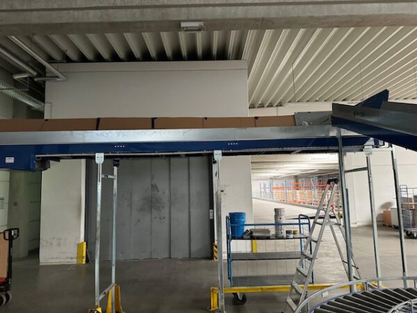 Kleiner „Sorter“ mit 12 Zielen, von AMI mit Fördertechnikanlage Overbeck inkl. Scanner, Steuerung, Waage, Kurven, Steigförderer, Gurtförderer, etc – Bild 40