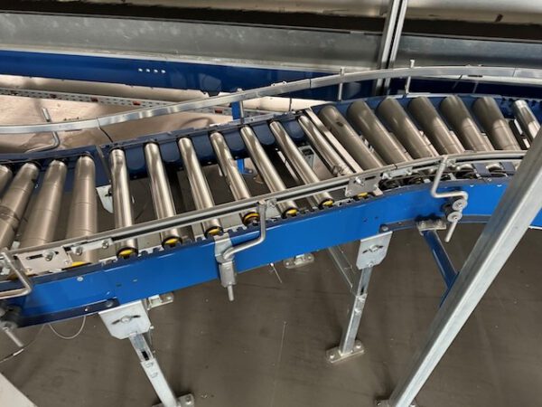 Kleiner „Sorter“ mit 12 Zielen, von AMI mit Fördertechnikanlage Overbeck inkl. Scanner, Steuerung, Waage, Kurven, Steigförderer, Gurtförderer, etc – Bild 44