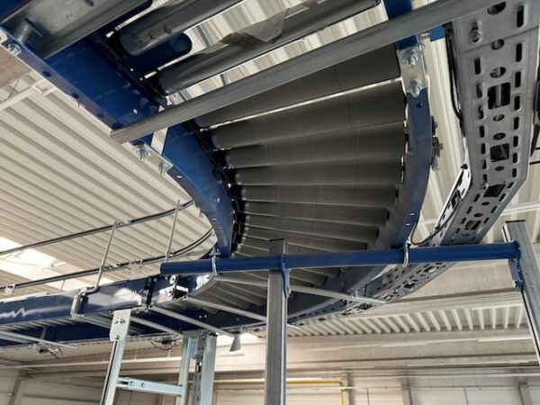 Kleiner „Sorter“ mit 12 Zielen, von AMI mit Fördertechnikanlage Overbeck inkl. Scanner, Steuerung, Waage, Kurven, Steigförderer, Gurtförderer, etc – Bild 49
