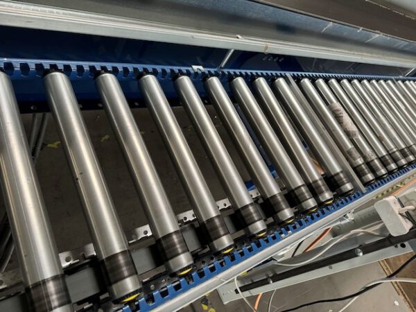 Kleiner „Sorter“ mit 12 Zielen, von AMI mit Fördertechnikanlage Overbeck inkl. Scanner, Steuerung, Waage, Kurven, Steigförderer, Gurtförderer, etc – Bild 53