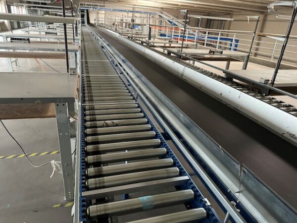 Kleiner „Sorter“ mit 12 Zielen, von AMI mit Fördertechnikanlage Overbeck inkl. Scanner, Steuerung, Waage, Kurven, Steigförderer, Gurtförderer, etc – Bild 56
