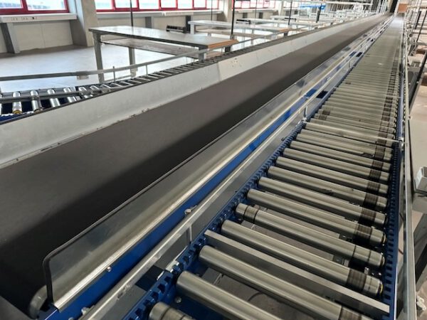 Kleiner „Sorter“ mit 12 Zielen, von AMI mit Fördertechnikanlage Overbeck inkl. Scanner, Steuerung, Waage, Kurven, Steigförderer, Gurtförderer, etc – Bild 59